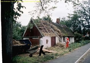 palssonhuset-5-sept-1985-halmtaket-rivs