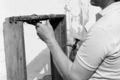 Palssonhuset-1-ar-1985-Hans-Allback-inspekterar-fonster
