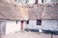 Palssonhuset-1960-talet-med-langhalmstak