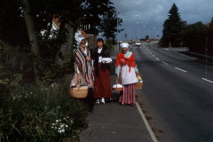 Palssonhuset-1985-gummorna-kommer-t-takrivningen