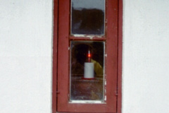 Palssonhuset-lilla-fonstret-rakt
