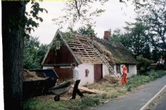 palssonhuset-5-sept-1985-halmtaket-rivs
